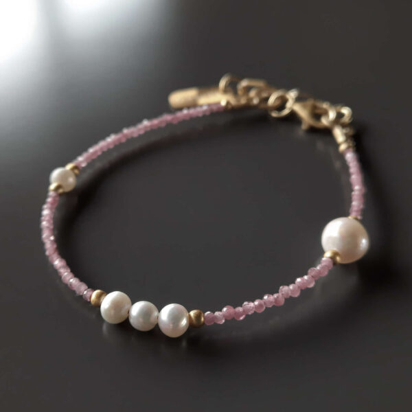Bransoletka z różowym turmalinem i perłami