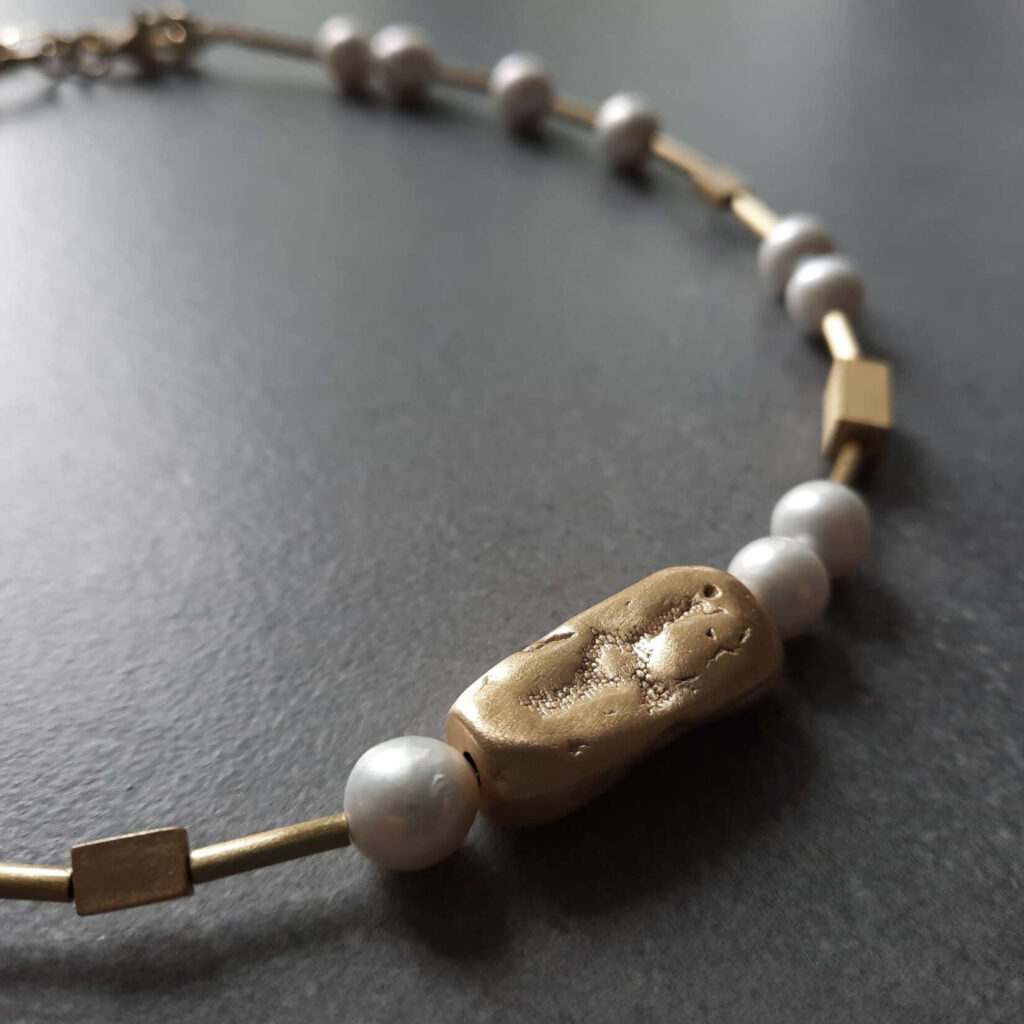 Awangardowy naszyjnik z perłami