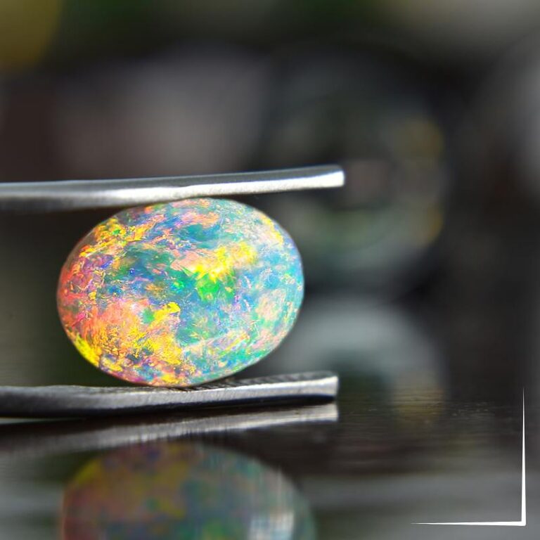 Read more about the article Opal – urzeka grą kolorów. Poznaj jego właściwości i symbolikę.