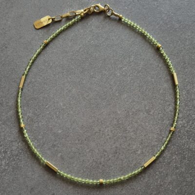 Choker z oliwinem i złotymi elementami