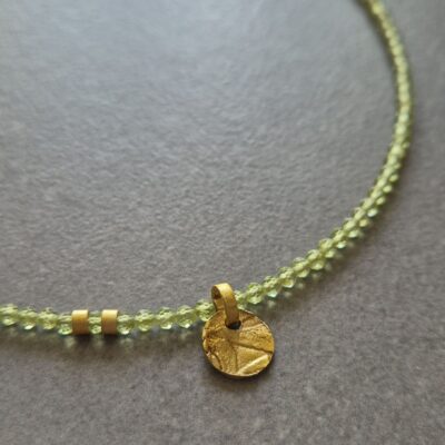 Choker z oliwinem i zawieszką