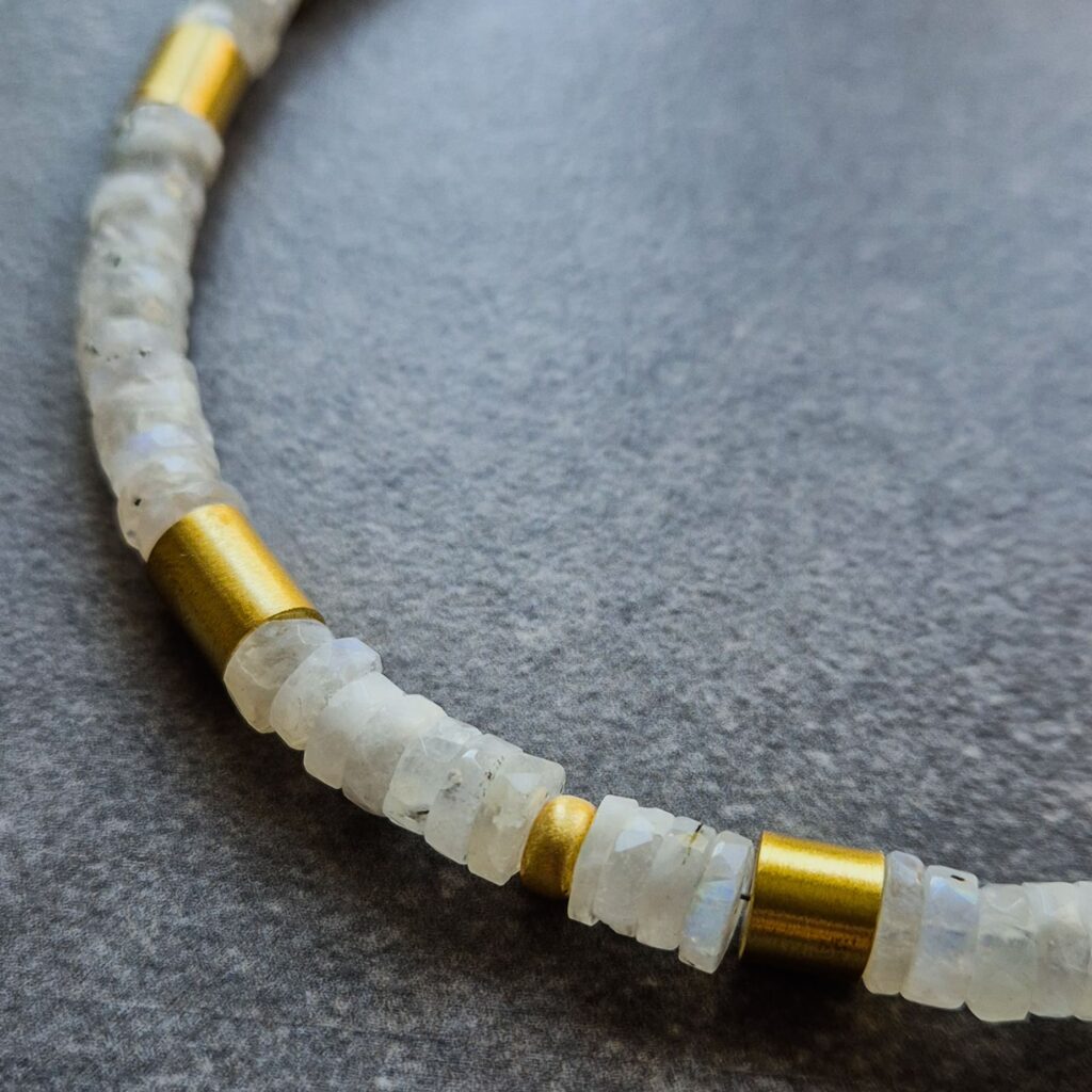 Naszyjniki z kamieniem księzycowym