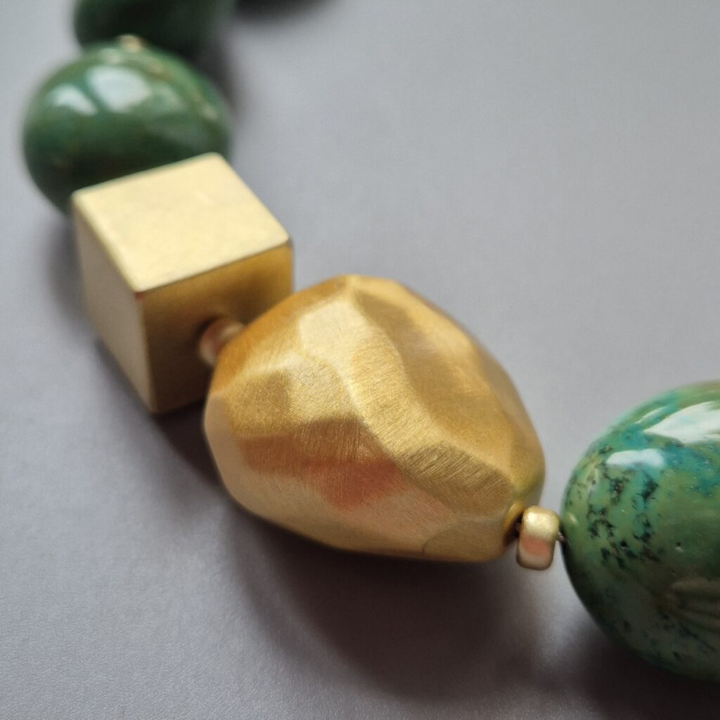 Naszyjnik z turkusem i złotymi kostkami