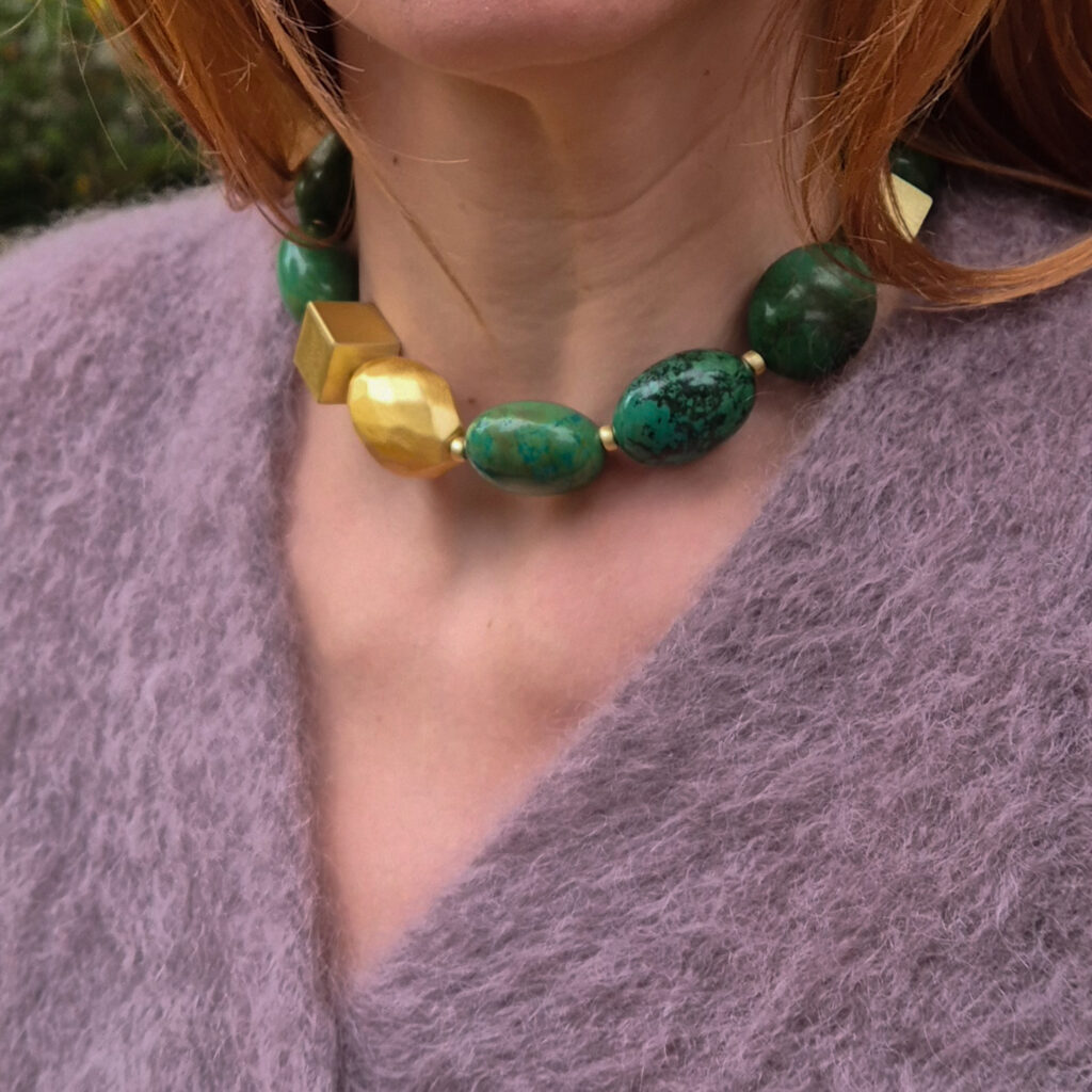 Naszyjnik z turkusem i złotymi kostkami