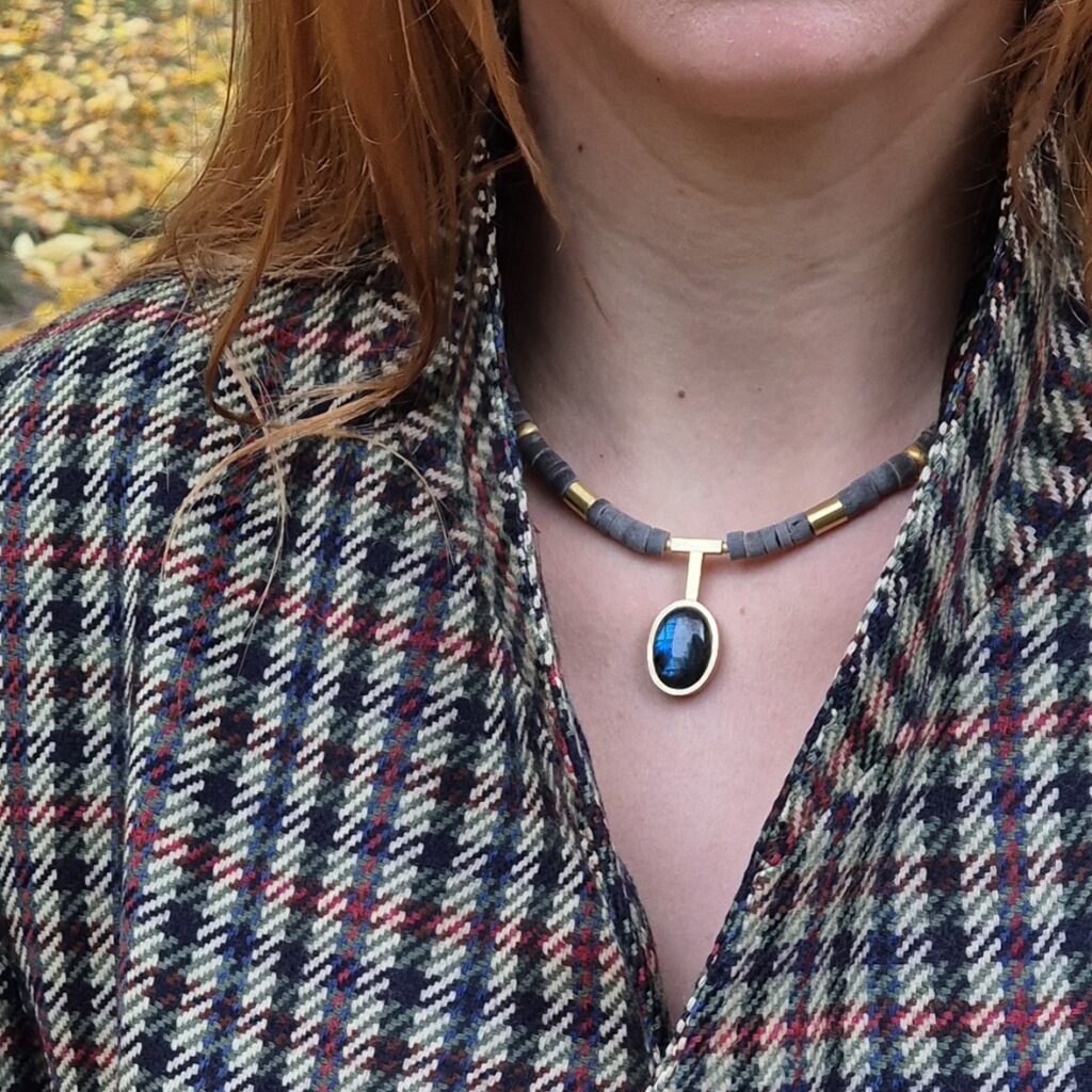 Naszyjnik z muszlą i labradorytem