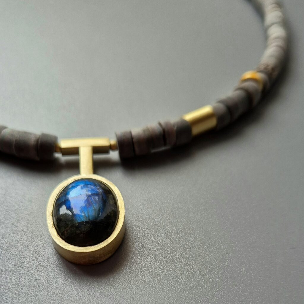 Naszyjnik z muszlą i labradorytem