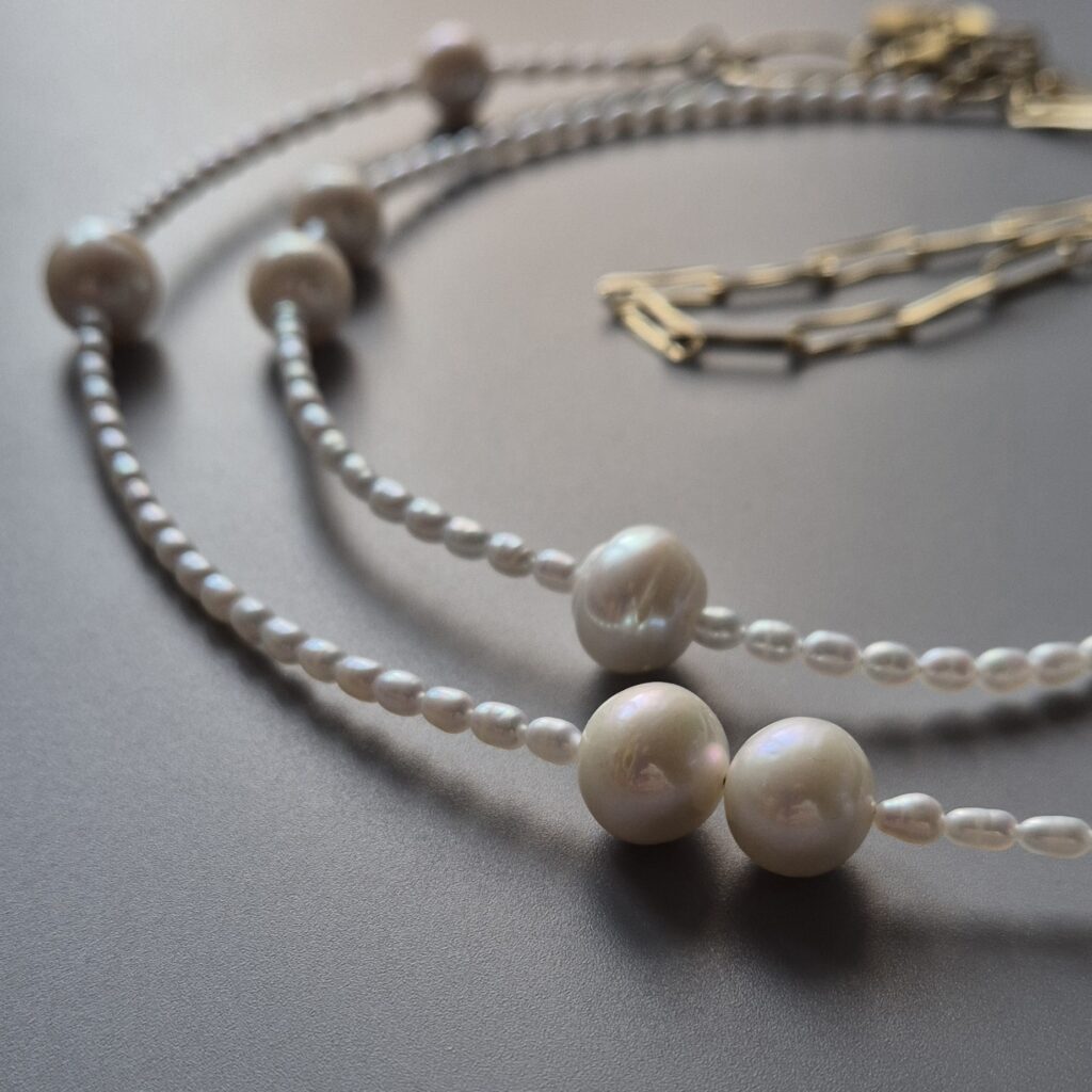 Długi naszyjnik z perłami i łańcuchem