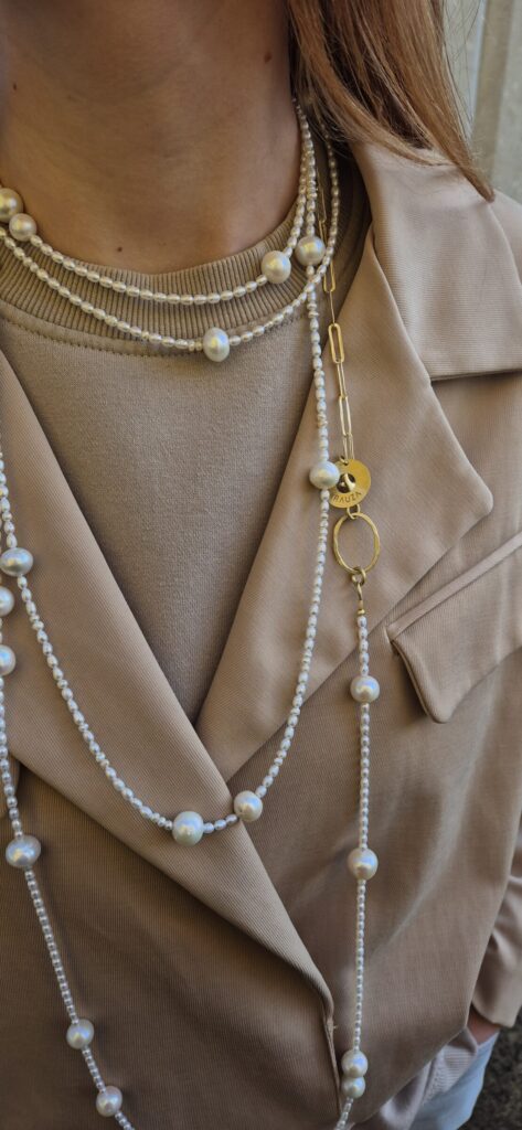 Długi naszyjnik z perłami i łańcuchem