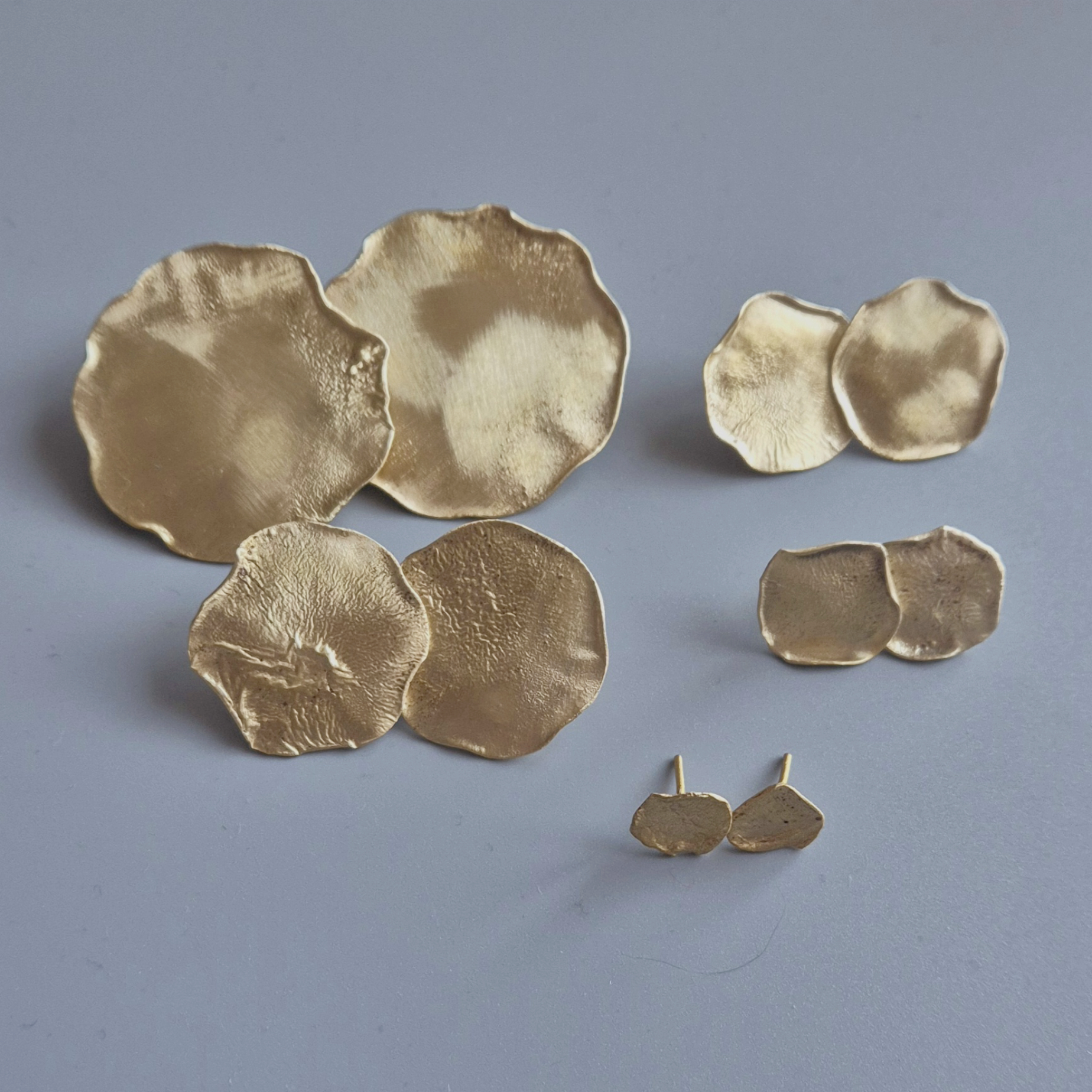 Minimalistyczne nieregularne kolczyki