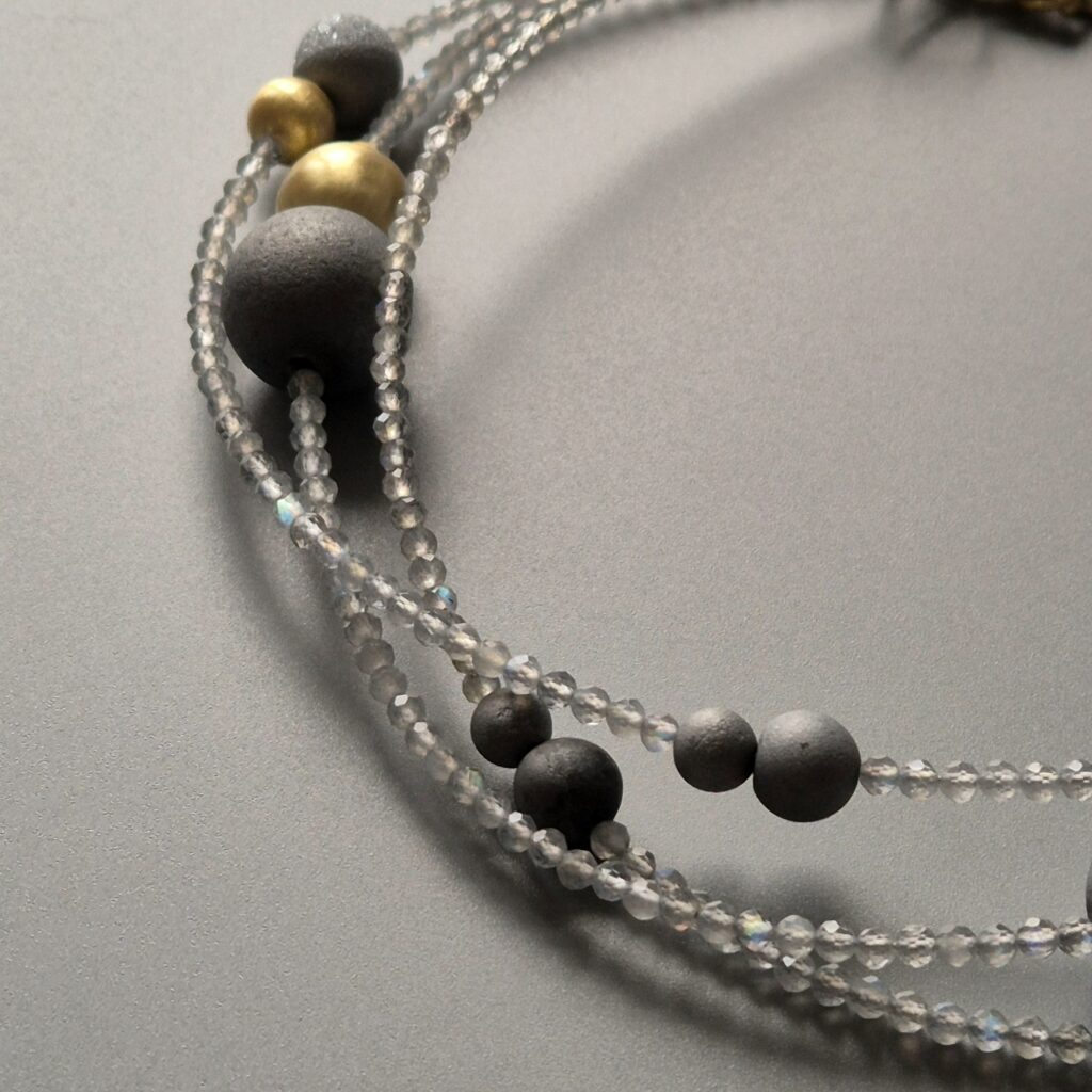 Długi naszyjnik z labradorytów i druzów agatowych