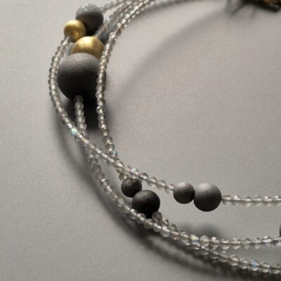 Długi naszyjnik z labradorytów i druzów agatowych