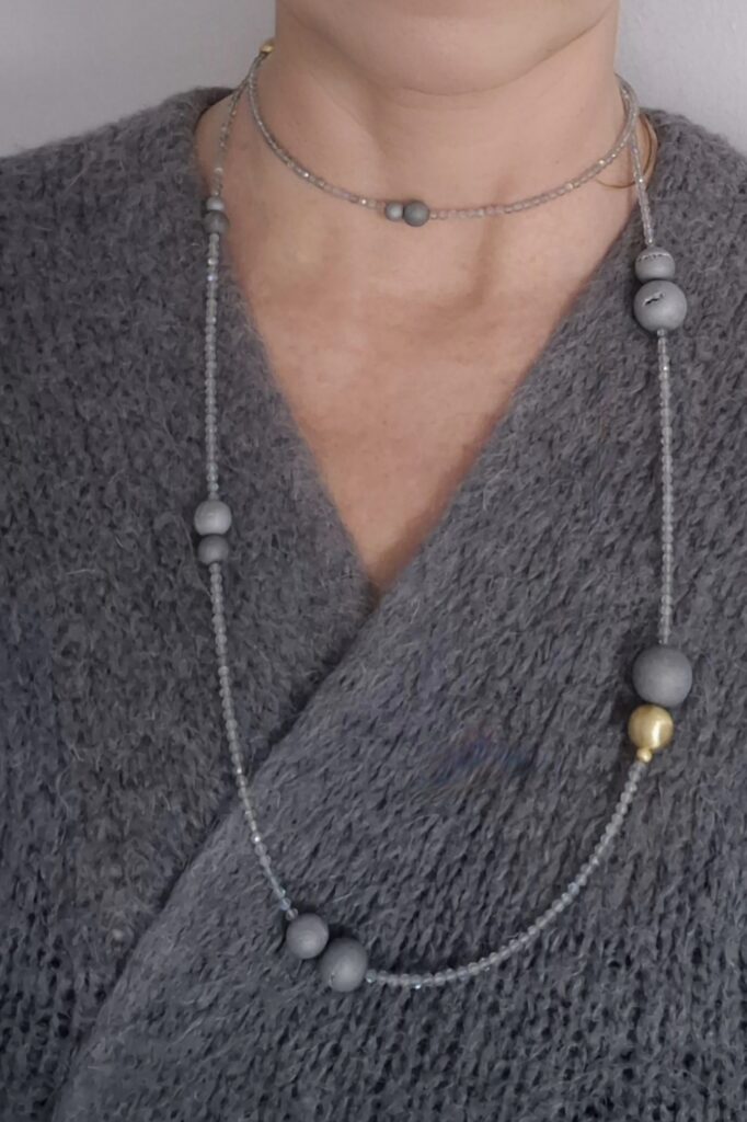 Długi naszyjnik z labradorytów i druzów agatowych