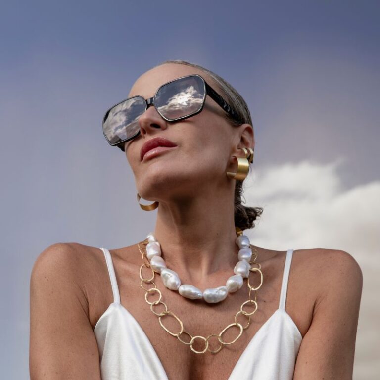 Read more about the article Jak nosić naszyjniki z naturalnymi perłami? Stylizacje z perłami o unikalnym kształcie.