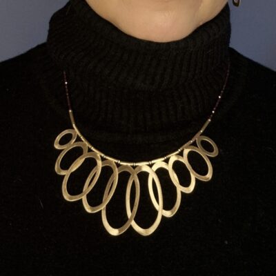 Krótki naszyjnik elipsy z granatami