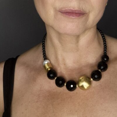 Naszyjnik z onyksami i złotą kulą