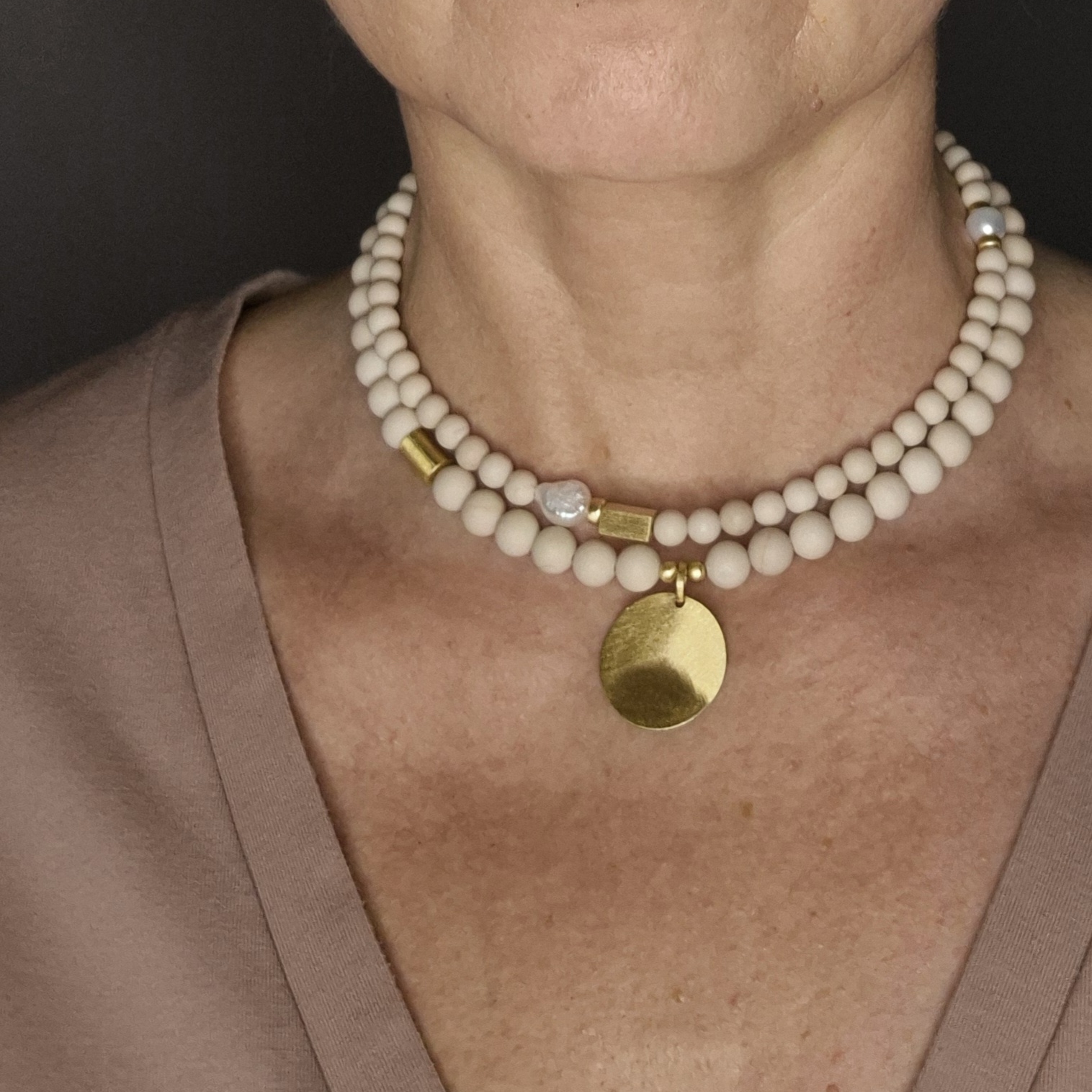 Naszyjnik z kamieniem rzecznym i zawieszką - obrazek 7