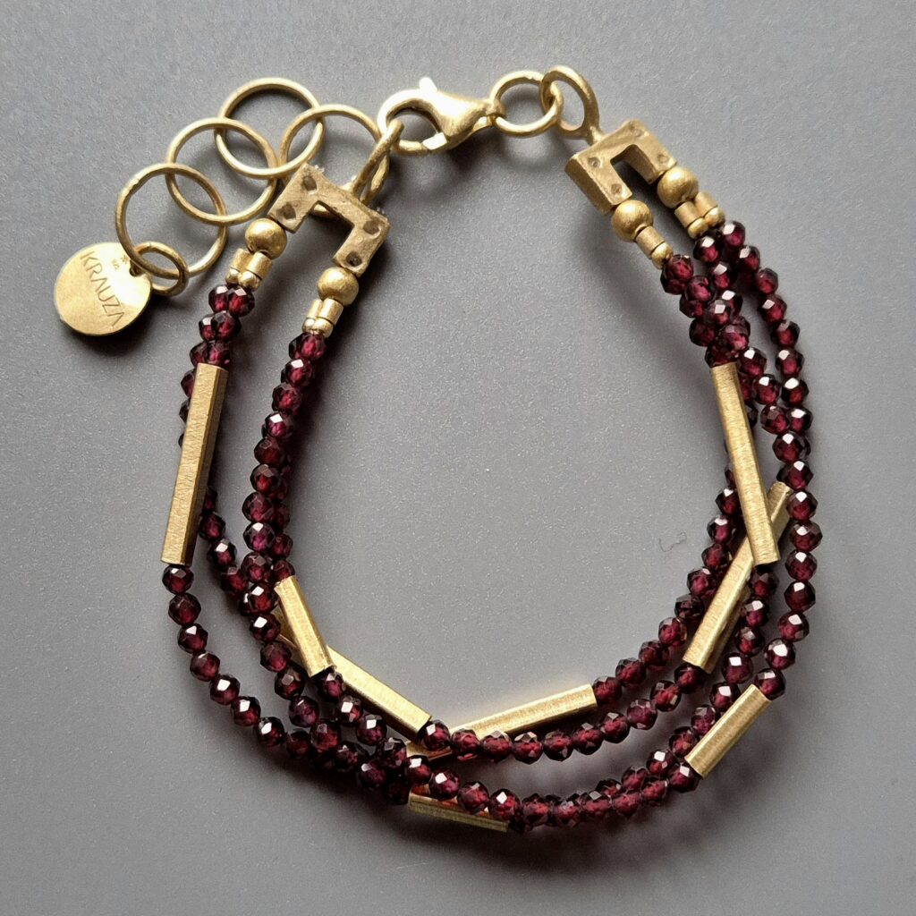 Bransoletka z granatami i złotymi patyczkami