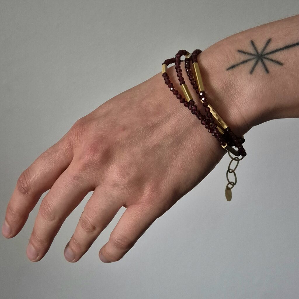 Bransoletka z granatami i złotymi patyczkami