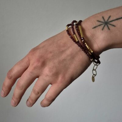 Bransoletka z granatami i złotymi patyczkami