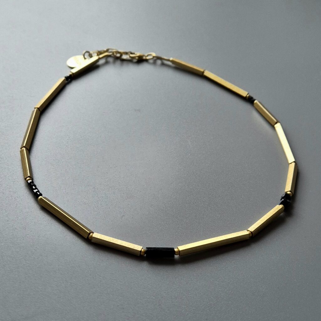 Nowoczesny naszyjnik z czarnym turmalinem