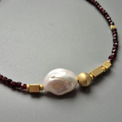 Naszyjnik z granatów z dużą perłą i złotą kulą