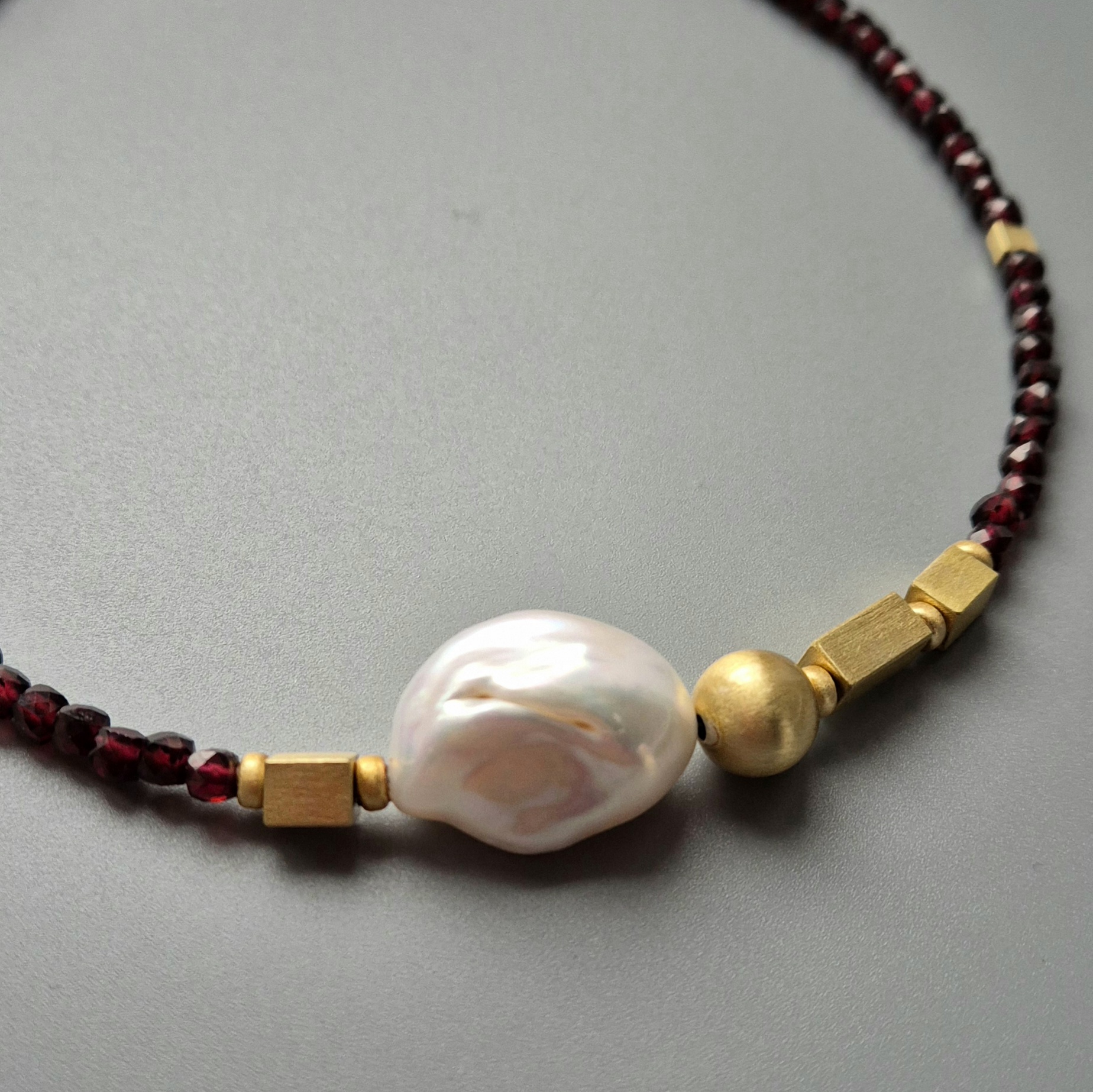 Naszyjnik z granatów z dużą perłą i złotą kulą