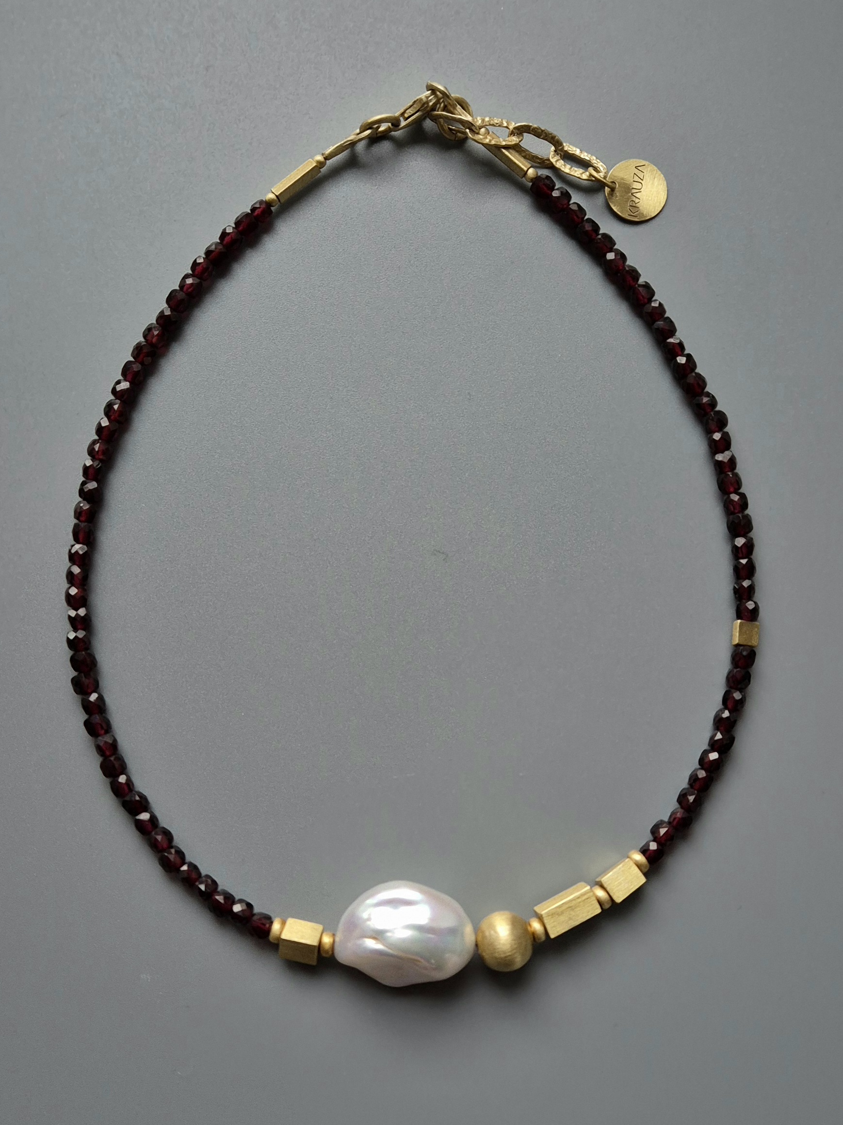Naszyjnik z granatów z dużą perłą i złotą kulą