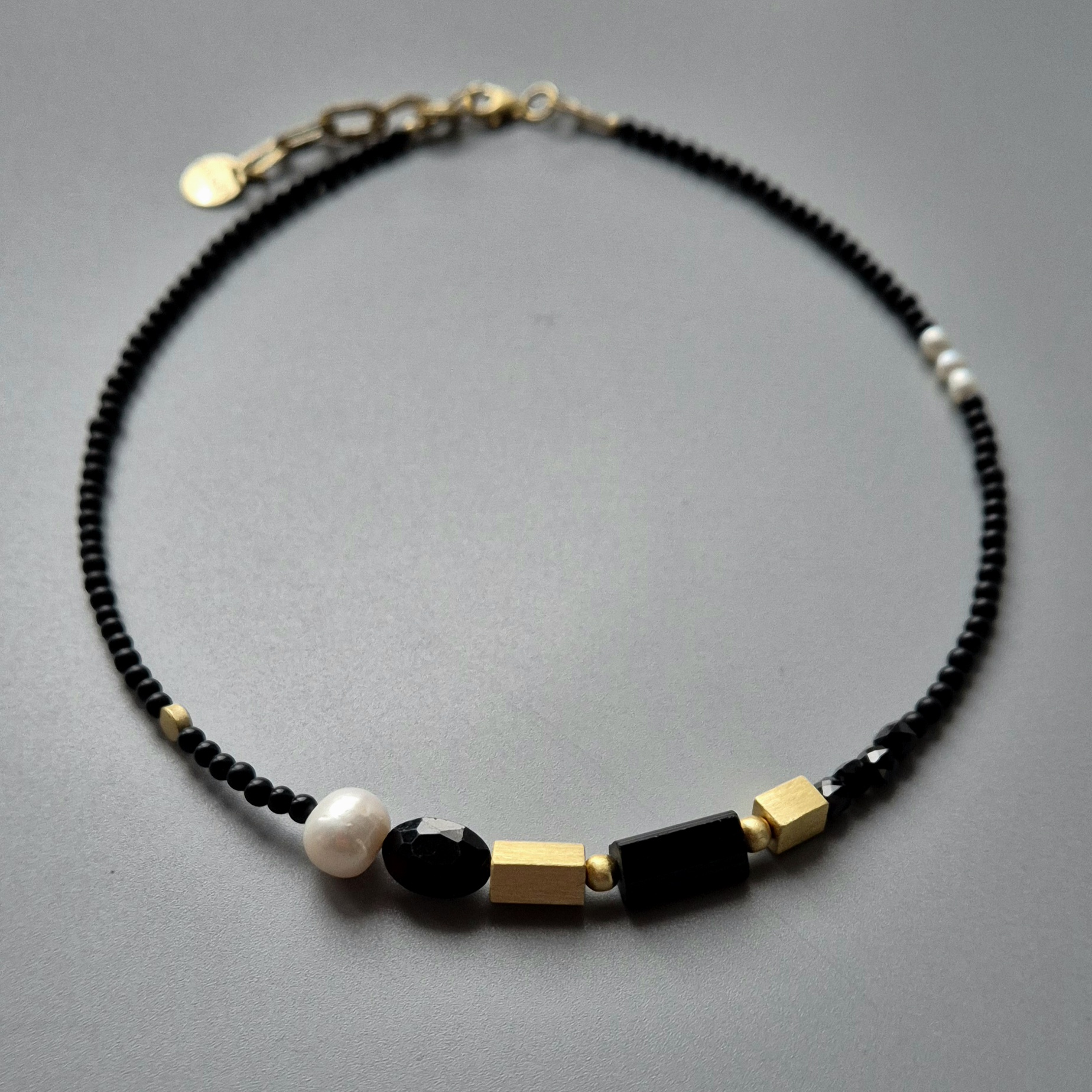 Krótki naszyjnik z czarnym turmalinem i perłą