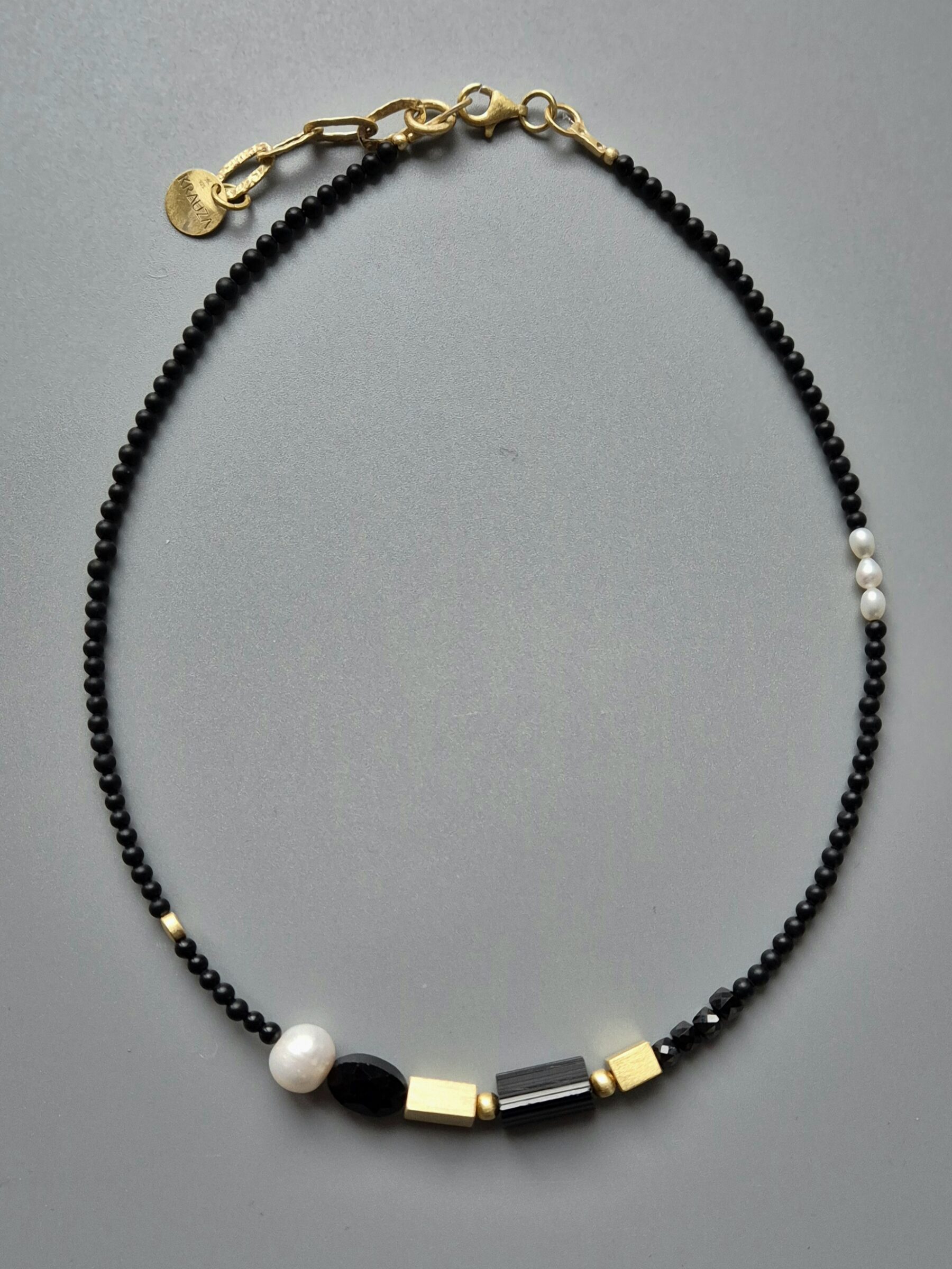 Krótki naszyjnik z czarnym turmalinem i perłą