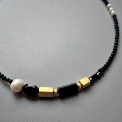 Krótki naszyjnik z czarnym turmalinem i perłą