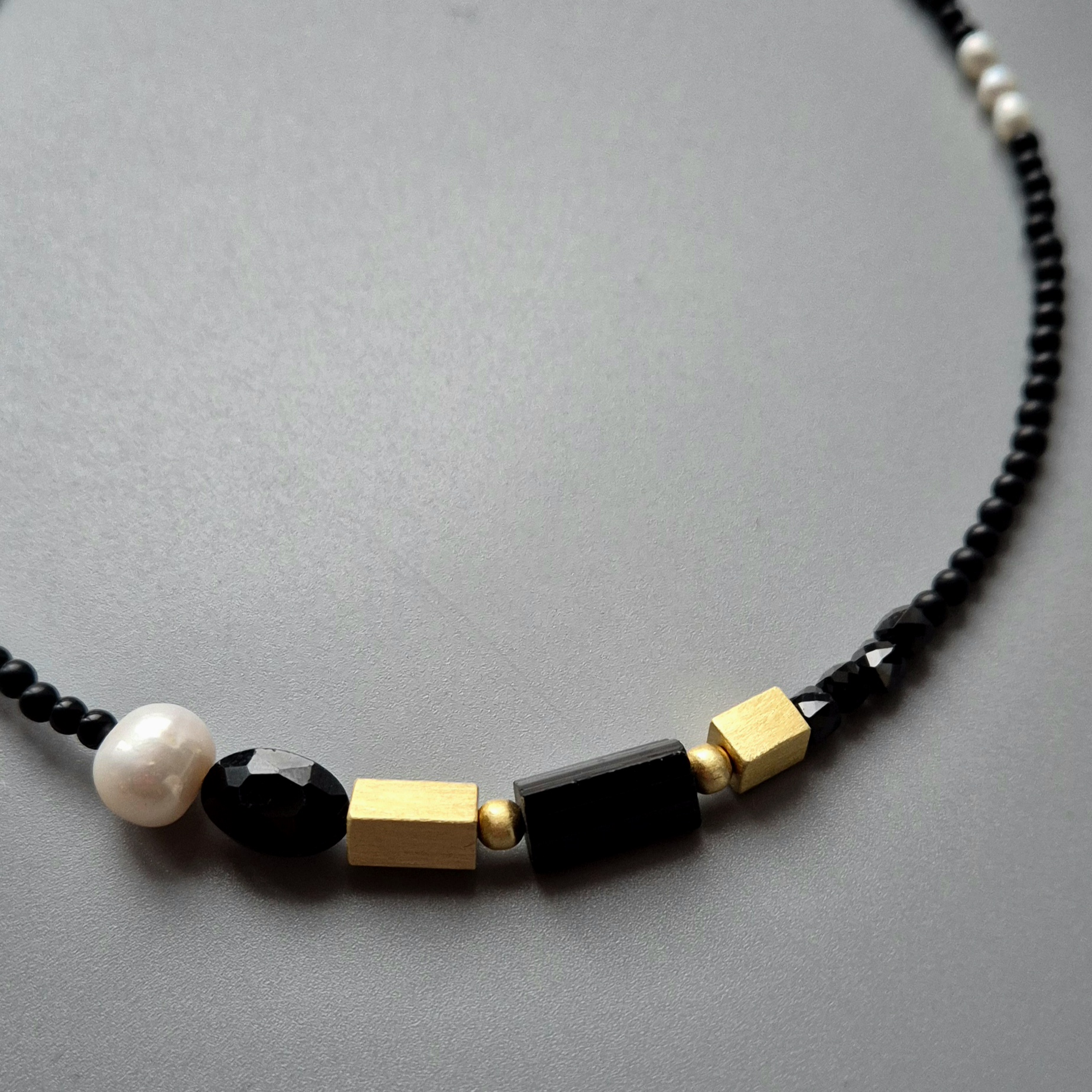 Krótki naszyjnik z czarnym turmalinem i perłą