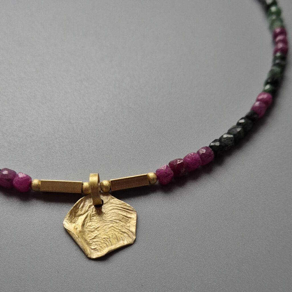 Naszyjnik z zoizytem i nieregularną zawieszką