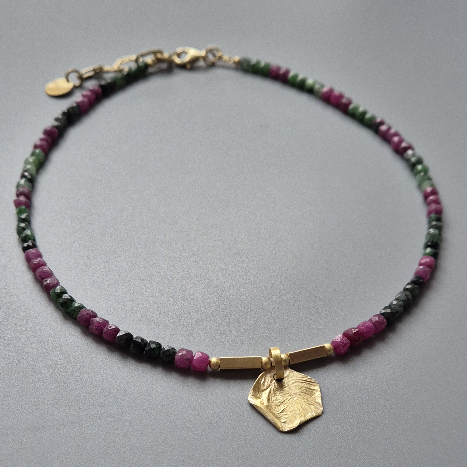 Naszyjnik z zoizytem i nieregularną zawieszką