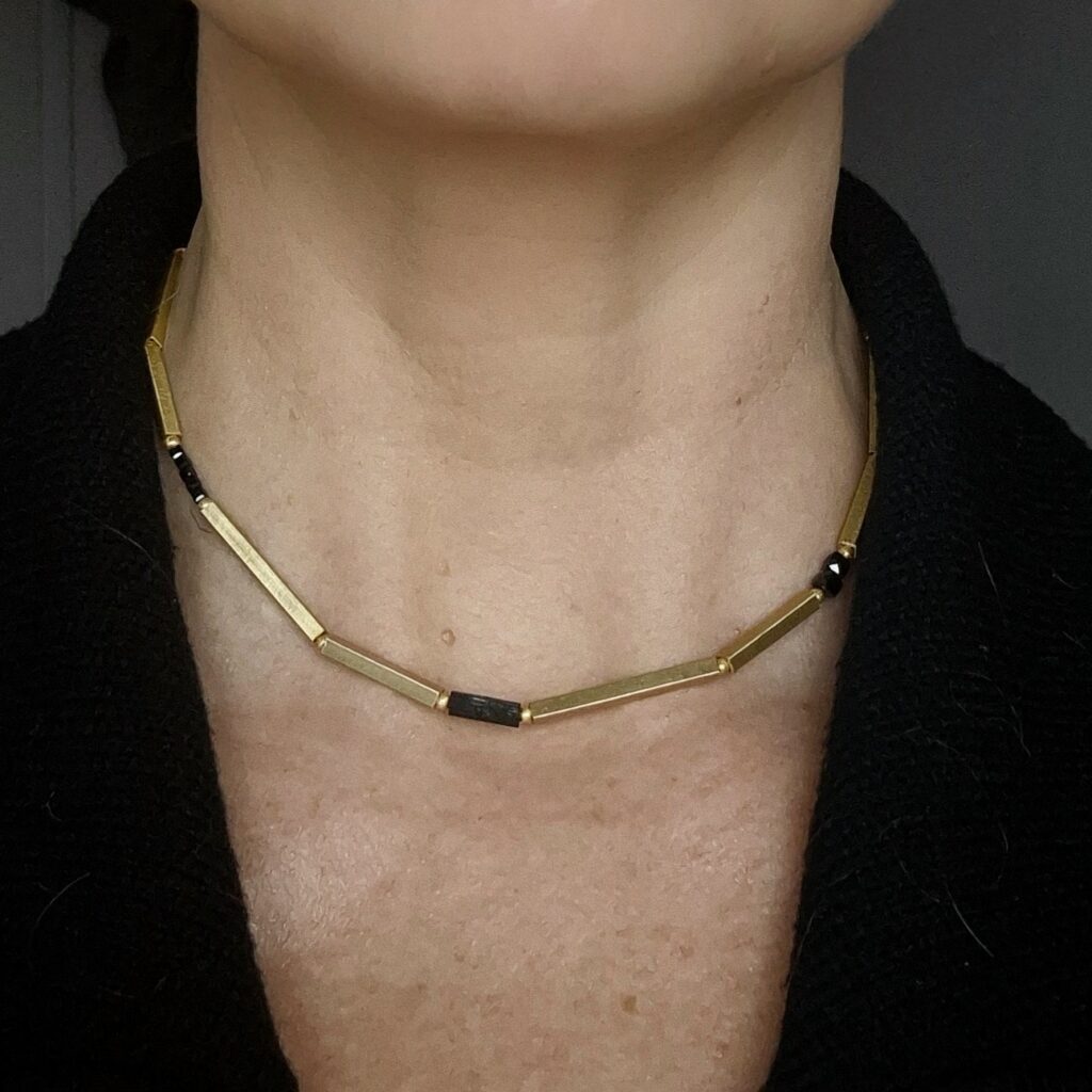 Nowoczesny naszyjnik z czarnym turmalinem