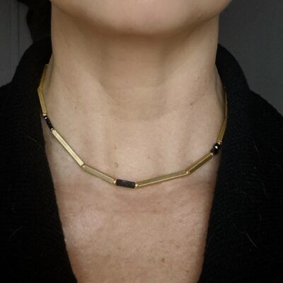 Nowoczesny naszyjnik z czarnym turmalinem