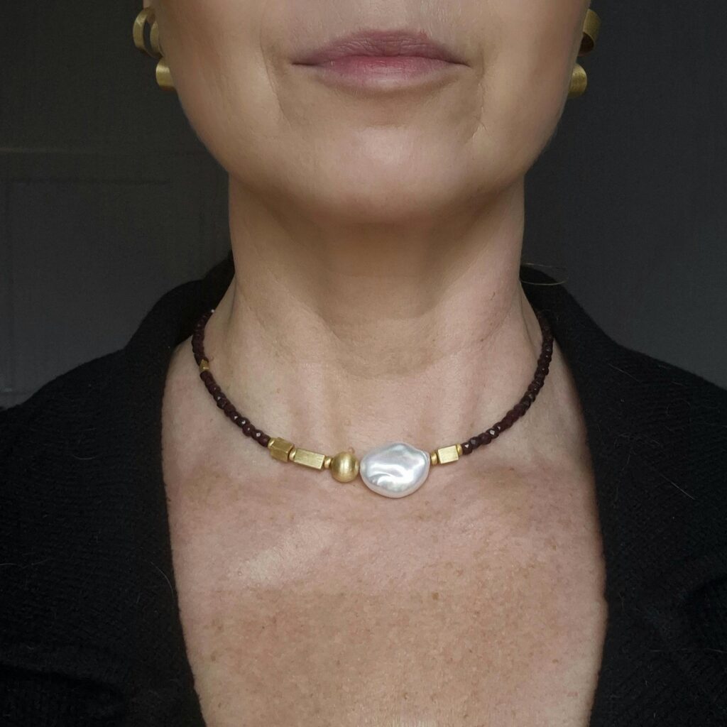 Naszyjnik z granatów z dużą perłą i złotą kulą