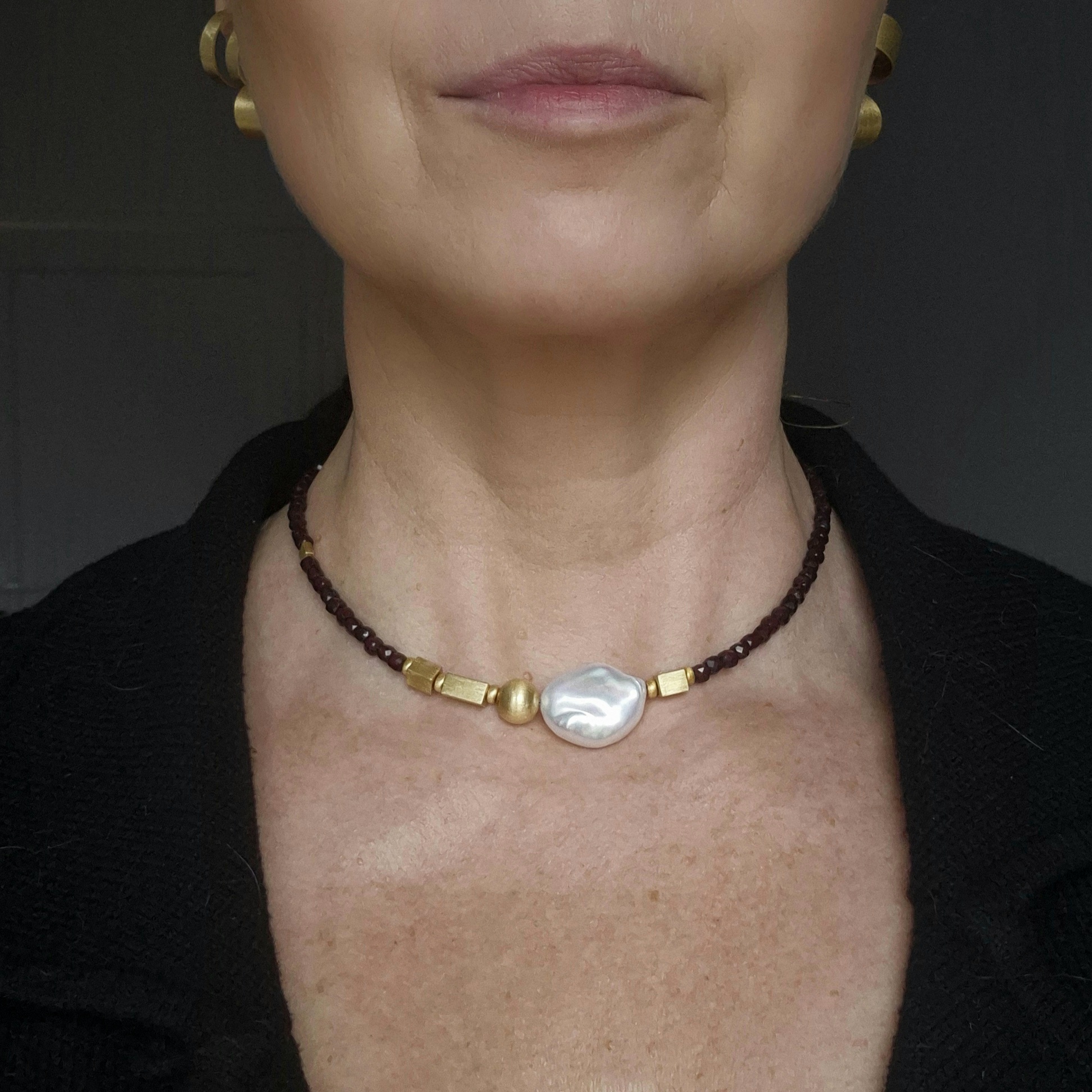 Naszyjnik z granatów z dużą perłą i złotą kulą