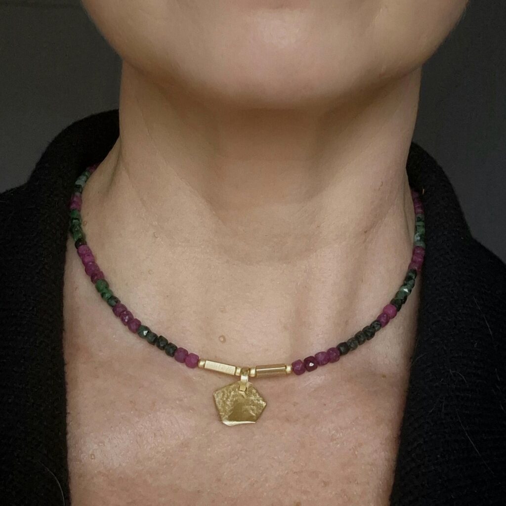 Naszyjnik z zoizytem i nieregularną zawieszką