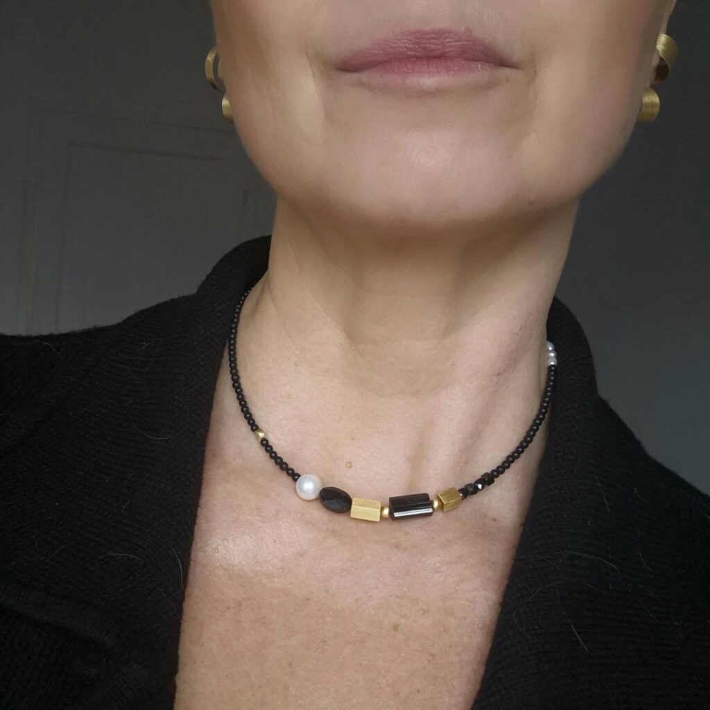 Krótki naszyjnik z czarnym turmalinem i perłą