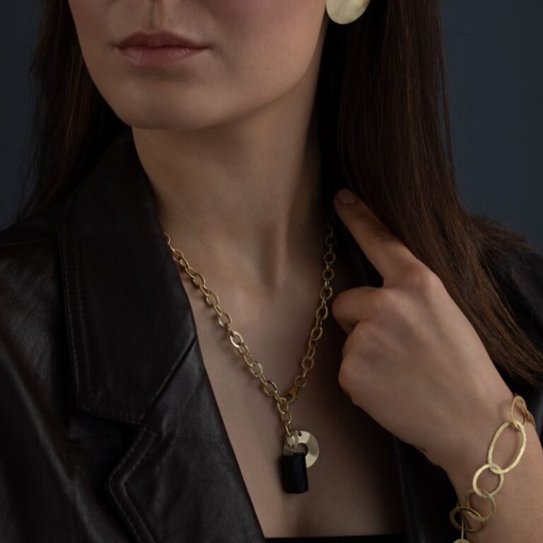 Read more about the article Jak nosić naszyjnik z czarnym turmalinem? Pomysły i stylizacje