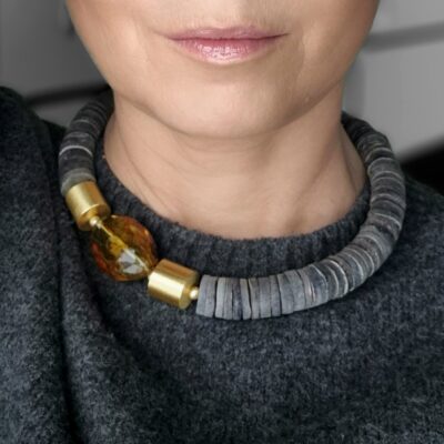 Naszyjnik z surową muszlą i dużym bursztynem