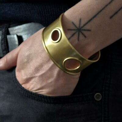 Sztywna złota bransoletka