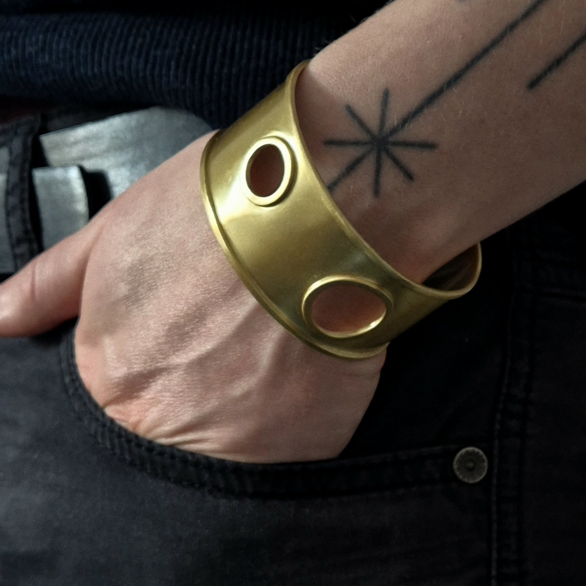 Sztywna złota bransoletka