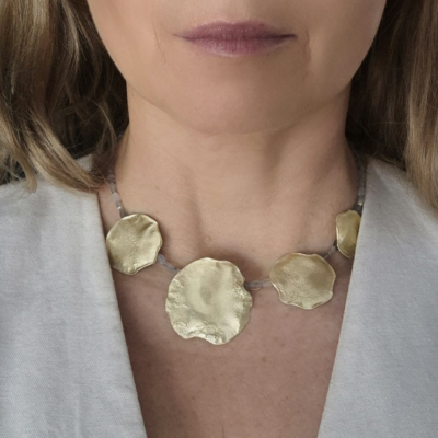 Naszyjnik ze złotymi blaszkami