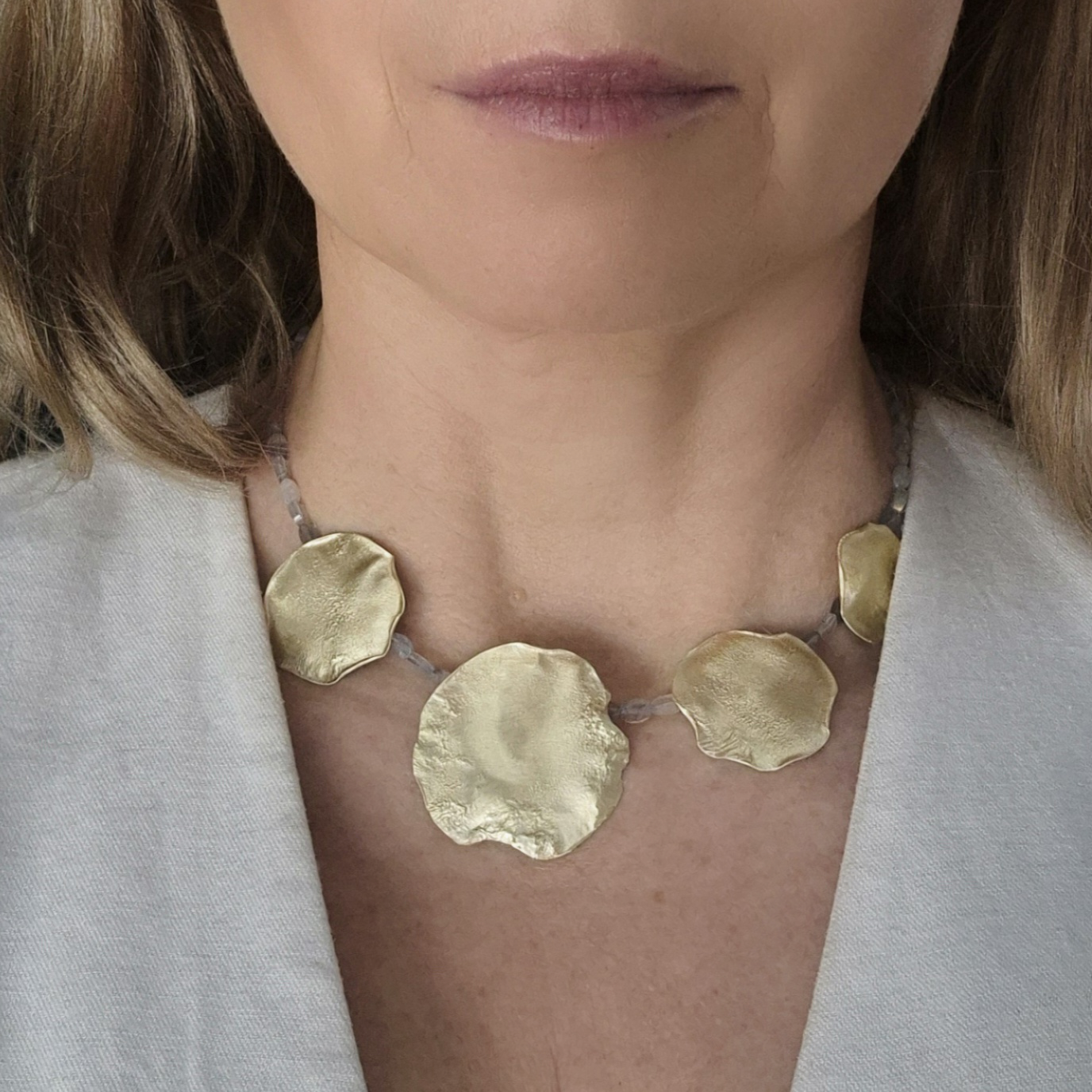 Naszyjnik ze złotymi blaszkami