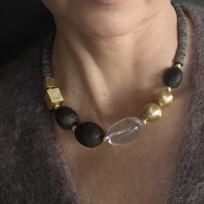 Muszla z bursztynem i kryształem