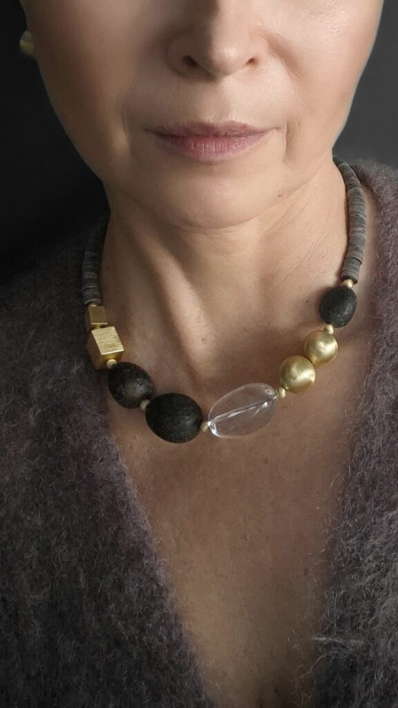 Muszla z bursztynem i kryształem