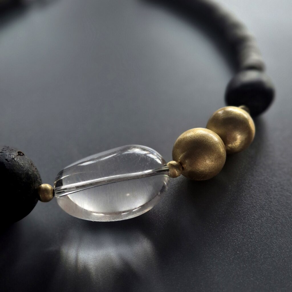 Muszla z bursztynem i kryształem