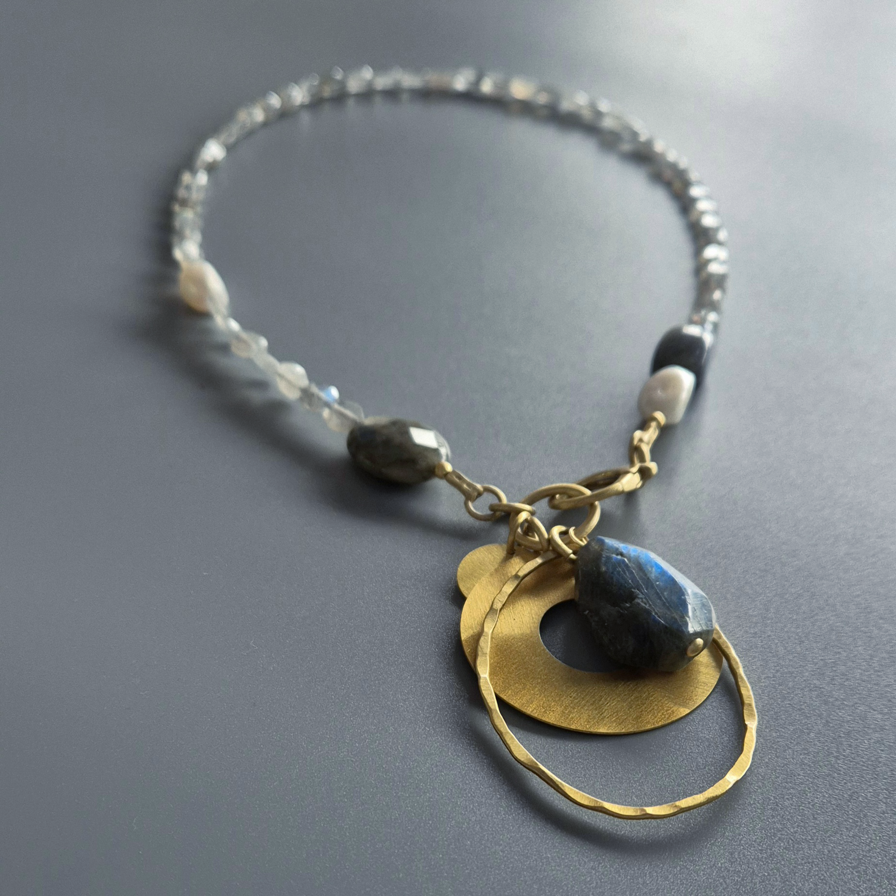 Labradoryty z zawieszką i dużym kamieniem