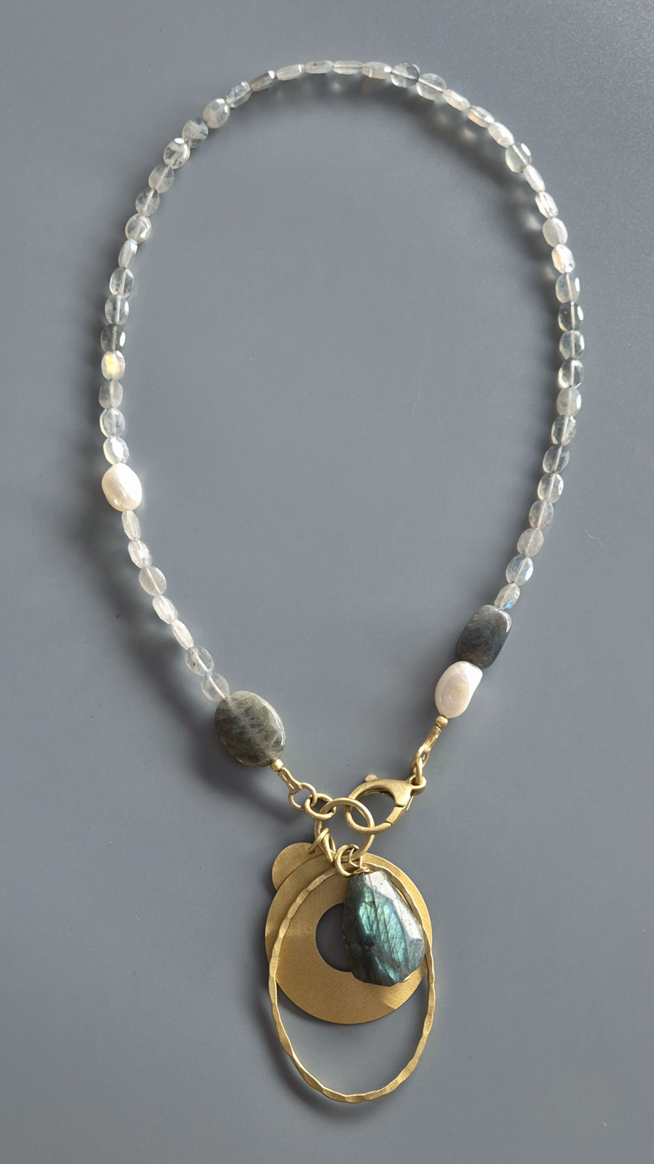 Labradoryty z zawieszką i dużym kamieniem